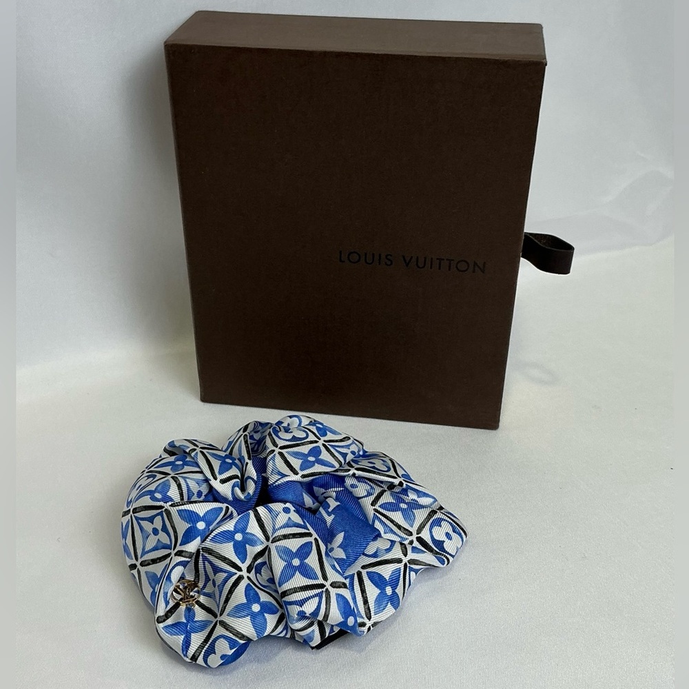 Authentic Louis Vuitton Blue and White Designer Scrunchie with box Rare